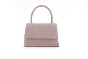 Gros plan sur la texture de la pochette de soirée pailletée rose et le design de la poignée.