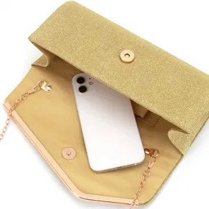 Sac de soirée pochette dorée à paillettes avec chaîne métal pour robe de fête femme chic.