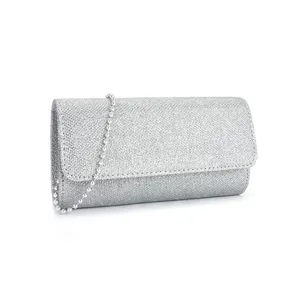 Sac de soirée scintillant argenté avec détail de chaîne de perles, parfait pour les fêtes.