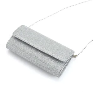 Détail de pochette de soirée pailletée argentée, tissu scintillant avec chaîne fine.
