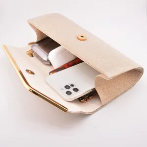 Élégante pochette de soirée pailletée couleur champagne avec bordure métallique, chic.