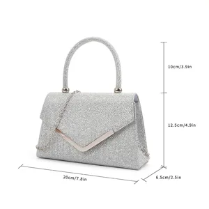 Vue détaillée du sac de soirée pailleté argenté avec dimensions et fermoir en métal.
