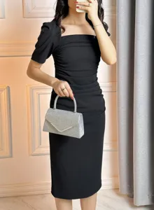 Élégante pochette de soirée pailletée avec poignée en métal et robe noire pour femmes.