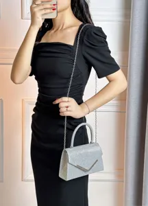 Sac de soirée scintillant argenté avec bandoulière chaîne et poignée pour fêtes élégantes.