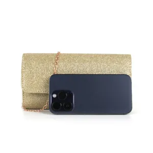 Vue détaillée de la pochette de soirée brillante en paillettes dorées avec chaîne.