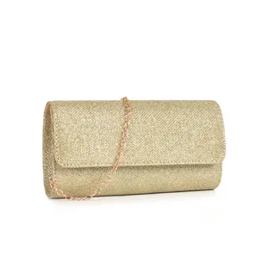 Vue de détail de la pochette de soirée brillante avec surface pailletée et fine chaîne.