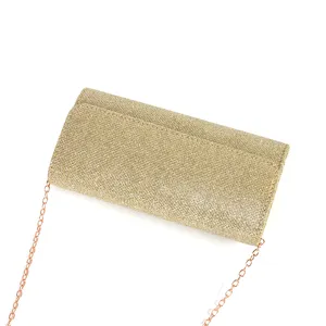 Élégante pochette de soirée pailletée dorée avec une fine bandoulière chaîne en or rose.