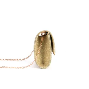 Vue détaillée d'une élégante pochette de soirée scintillante dorée avec chaîne pour les femmes.