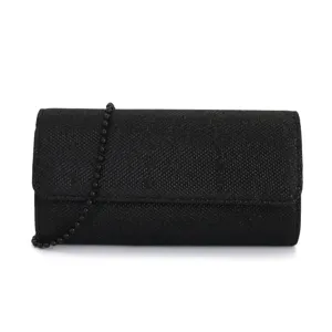 Pochette de soirée pailletée noire gros plan détail avec design de chaîne de perles