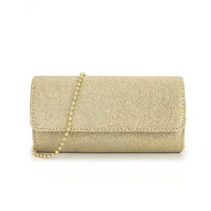 Vue de détail du sac de soirée pailleté doré, finition brillante avec élégante chaîne perlé.