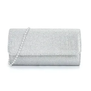Pochette de soirée argentée pailletée en gros plan, texture scintillante avec fine chaîne.