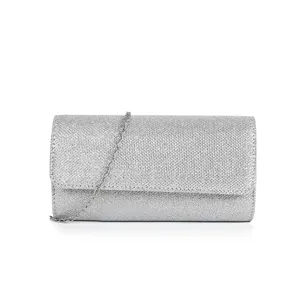 Pochette de soirée pailletée argentée en détail, avec fine bandoulière chaîne et texture.