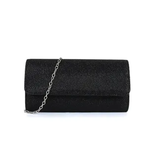 Détail de pochette de soirée noire pailletée, élégant sac bandoulière chic pour femme.