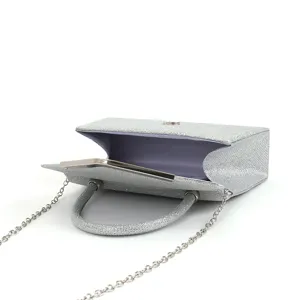 Pochette de soirée élégante avec des paillettes argentées et chaîne métallique.