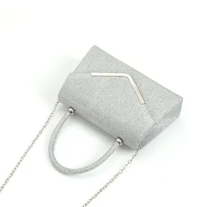 Vue détaillée du sac de soirée pochette pailleté argenté avec chaîne et poignée.