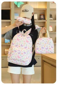 Detalle del juego de mochila escolar de 3 piezas con estampado de mariposas, bolsa y estuche.