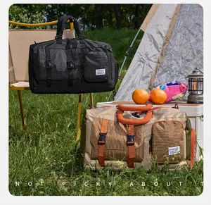 Outdoor kampeer scènedetail van de reistas met gekleurde stof en praktische opbergvakken.