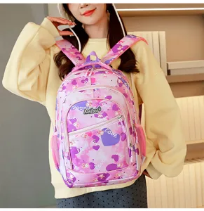 Détail de sac à dos d'écolier avec motif de cœur dégradé rose et violet et poche avant zippée.