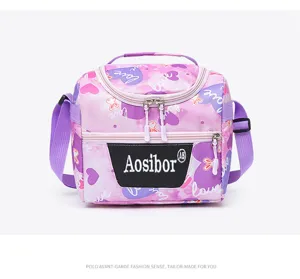 Sac de repas isotherme violet sac bandoulière avec motif cœur et détail de fermeture.