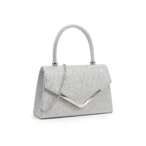 Détail de pochette de soirée pailletée argentée, fermoir métallique en V et chaîne.