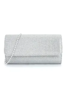 Sac clutch de soirée pailleté argenté avec bandoulière chaîne perlée pour fête.