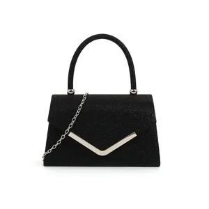 Pochette de soirée scintillante noire élégante avec détails métalliques argentés et chaîne.