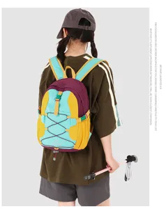 Outdoor Wanderung Reise Farblock Rucksack Detailansicht zeigt mehrfarbiges Design und Gurte.