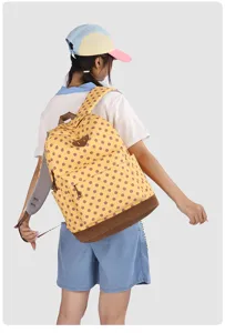 Vue détaillée du sac à dos à pois décontracté, grand cartable d'étudiant usage quotidien.