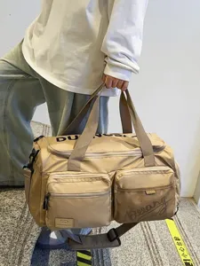 Große multifunktionale Reisetasche aus strapazierfähigem Nylon mit mehreren praktischen Fächern.