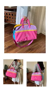 Vista dettagliata della borsa da viaggio colorata con design color-block e comodi manici.