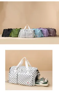 Grand sac de voyage cabine à pois avec compartiment chaussures et sangle pour valise pour femme.