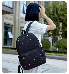 Vue détaillée d'un sac à dos noir chic à motif floral, idéal pour l'école et le style.