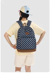 Sac à dos décontracté bleu marine à pois avec fond marron et patch cœur pour les étudiants.