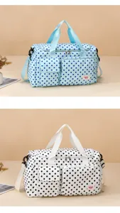 Sac de voyage à pois avec grande capacité, poches avant pratiques et poignées robustes.