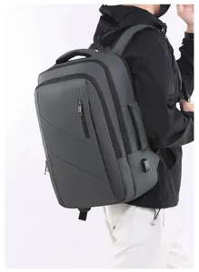 Dettaglio dello zaino da lavoro grigio scuro con porta USB, cerniere e ampi scomparti.