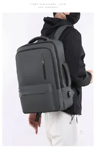 Vue détaillée du sac à dos d'affaires gris foncé montrant le port USB et les fermetures.