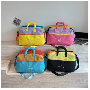 Vista dettagliata della borsa da viaggio colorata, design pratico con manico e tracolla.