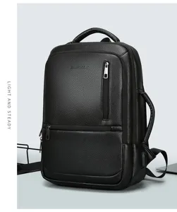 Dettaglio zaino affari casual in pelle PU nera, superficie testurizzata con porta USB e tasche.