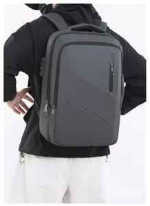 Vista dettagliata dello zaino per laptop da uomo d'affari con porta USB e serratura.