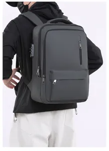 Vue détaillée du sac à dos de voyage pour homme d'affaires avec cadenas et port USB.