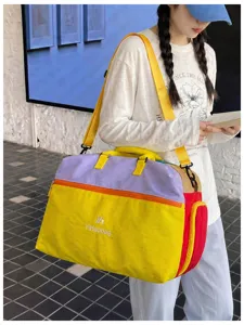 Borsone da viaggio colorato con tracolla, elegante borsa weekend di grande capacità per donne.