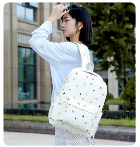 Vue détaillée d'un sac à dos d'école à fleurs, sac décontracté pour étudiants