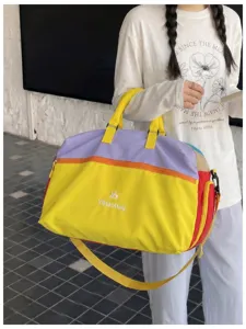 Scatto dettagliato di una borsa da viaggio colorata con manici e cinghie per fitness e viaggi.