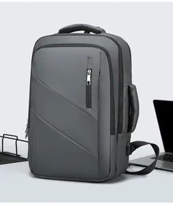 Primo piano dello zaino aziendale grigio che evidenzia la porta USB laterale e la maniglia.