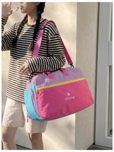 Borsa da viaggio color-block con tracolla regolabile e pratica chiusura a zip