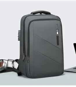 Dettaglio zaino porta pc grigio da lavoro con serratura a combinazione e tasca con zip.