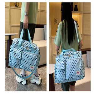 Grand sac de voyage a pois sac de weekend impermeable avec bandouliere pour femmes.