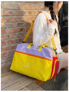 Borsa da viaggio sportiva multicolore con ampio scomparto, manici robusti e tracolla.