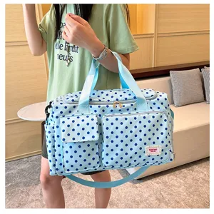 Grand sac de voyage cabine à pois bleus, poches multiples pour les courts déplacements.