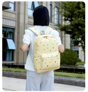 Vue détaillée du sac à dos d'école floral léger montrant son joli petit motif de fleurs.